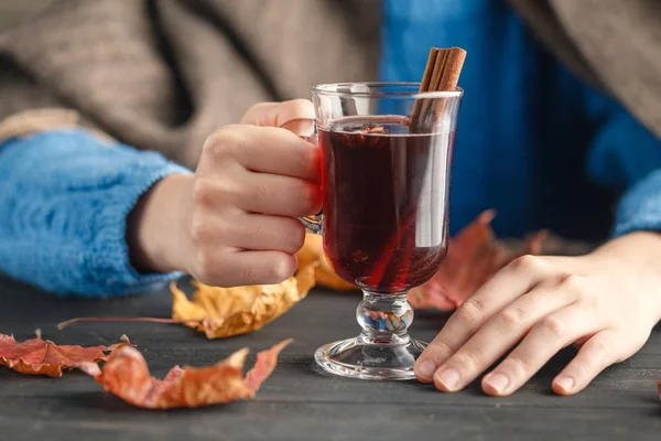 Feminino sentar em casa com bebida quente na temporada de outono — Fotografia de Stock