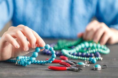 Eller ve boncuk kolye montaj pense çifti.