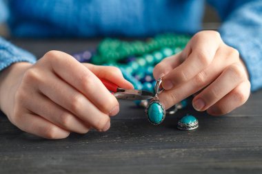 onarımı veya pense ile takı gümüş zincir oluşturma