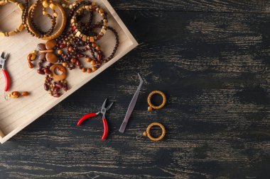 Pek çok el yapımı takı çoğu tezgahta