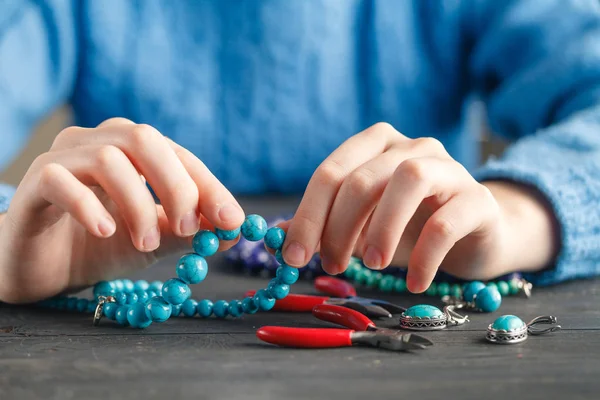 Закрытие женских ручных ниток на шнурке для создания художественного ожерелья или браслета — стоковое фото