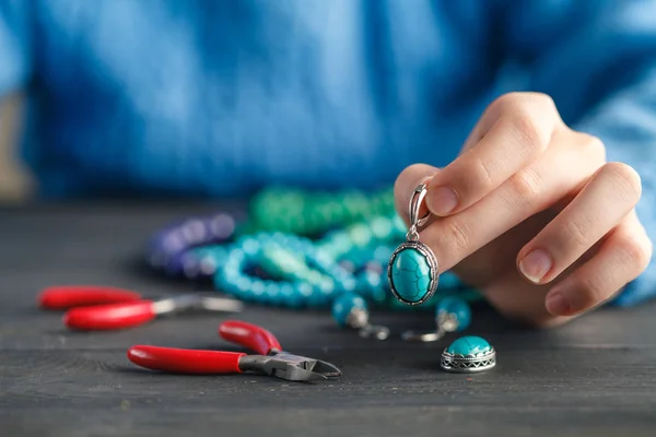 Mujer crear joyas hechas a mano — Foto de Stock