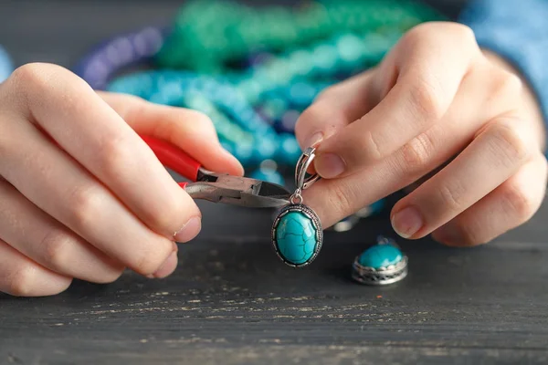 Female create handmade jewelry — Stock Photo, Image