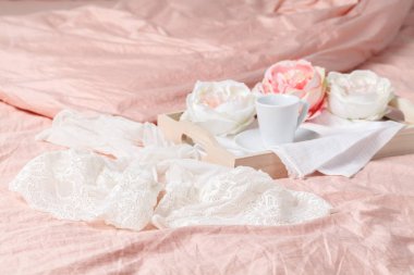 yatakta yatakta beyaz keten ile hafif kahvaltı ile ahşap tepsi