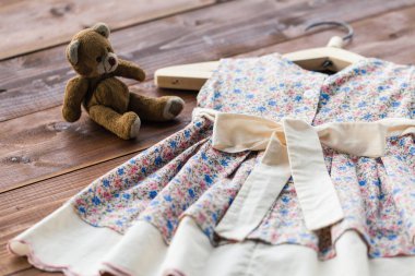 vaftiz bebeğin bir askı - seçici odak asılı elbise, alanı Kopyala