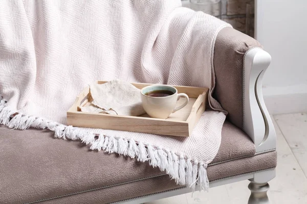 Yatakta lezzetli kahvaltı ile ahşap tepsi