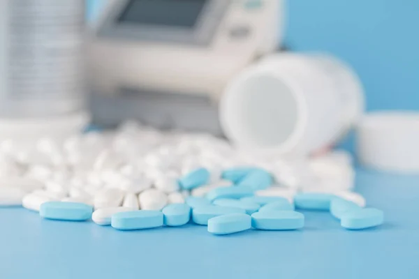 Verschreibungspflichtige Pillen, verstreut. blau getöntes Bild mit geringer Schärfentiefe. Kopierraum. — Stockfoto