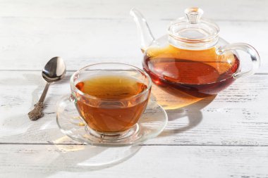 Beyaz masaya içme çay