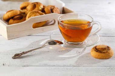 tarçın ve seçici odak, bir tabloda çay ile tatlılar kopyalama 