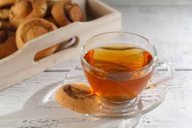 tarçın ve seçici odak, bir tabloda çay ile tatlılar kopyalama 