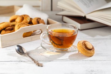 tarçın ve seçici odak, bir tabloda çay ile tatlılar kopyalama 