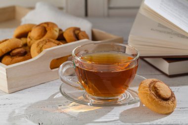 kurabiye ve çay yığını