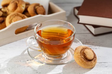 Kek ahşap tepsi ile çay