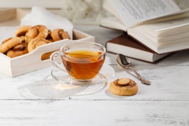 Sabahları masada ev yapımı bisküviler ve bir fincan çay.