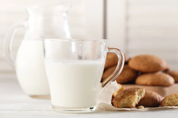 Biscuits snickerdoodle fraîchement cuits avec une cruche à lait à l'ancienne — Photo