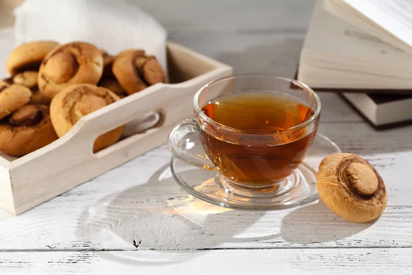 Biscuits snickerdoodles citrouille et tasse de thé — Photo