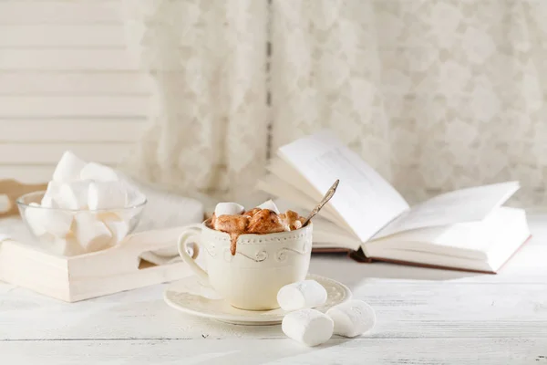 Taza de chocolate caliente con malvaviscos, sobre fondo de madera clara — Foto de Stock