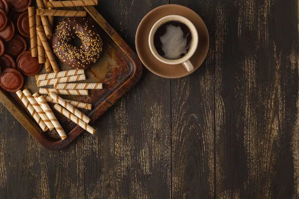 Kahvaltı kahve ve çikolata sırlı donut — Stok fotoğraf