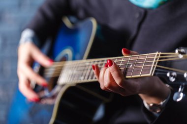 ayrıntılı bir gitarist bir klasik gitar çalmak