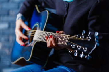 Halk gitar eylem tasarım oynarken el