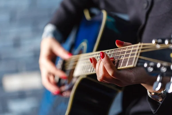 Primo piano mano femminile suonare la chitarra acustica . — Foto Stock