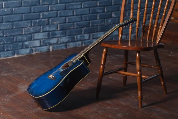 Chitarra classica in legno su sedie — Foto Stock