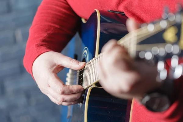 Primo piano delle dita dal suonare la chitarra acustica — Foto Stock
