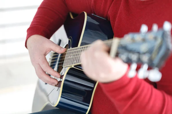 Mano suonare chitarra folk action design — Foto Stock