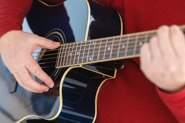 Le mani dell'uomo che suonano la chitarra acustica — Foto Stock