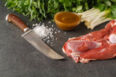 Ham kuzu eti ile baharat ahşap üzerine kurulu eski ahşap backgrou üzerinde