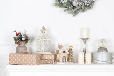 Şömine manto üzerinde renkli Noel süsleri