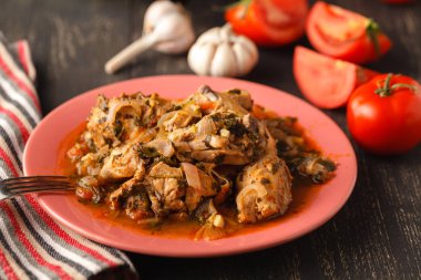 Chakhokhbili - tavuk domates ve soğan ile ihtiva eder. Gürcü Ulusal çanak