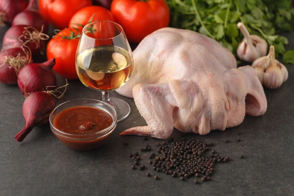 Рецепт приготовления жареного цыпленка с травами и помидорами. Подготовка ингредиентов для приготовления пищи. Сырое мясо и свежие овощи — стоковое фото