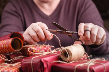 Adam Hediyeler tamamladı