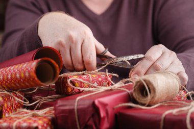 adam Noel veya doğum günü için Hediyeler tamamladı