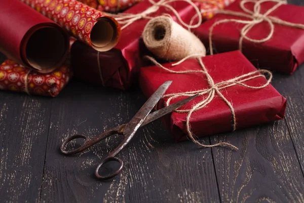 Cadouri de Crăciun împachetate și decorate în mod creativ în cutii pe fundal din lemn. Copiați spațiul . — Fotografie, imagine de stoc