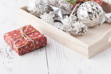 Noel hediye kutuları Noel topları ile.