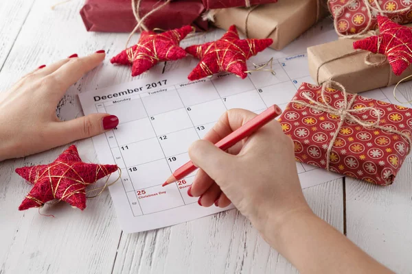 Έρχονται Χριστούγεννα ημέρα. Τονίζοντας Χριστούγεννα ημερομηνία στο ημερολόγιο με το κιβώτιο δώρων — Φωτογραφία Αρχείου