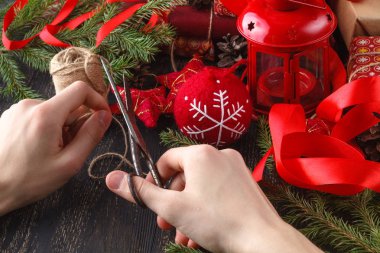 Adam Noel hediyeleri sarın. Noel hediyeleri adam elinde