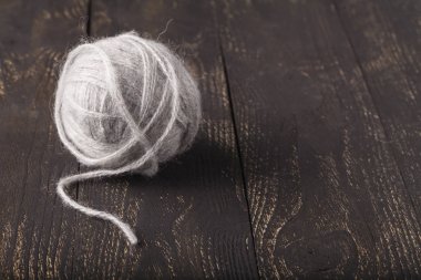 ahşap arka plan gri yün topu