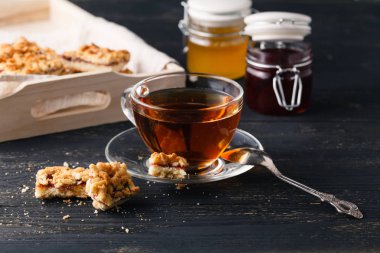 Bir fincan çay ve kurabiye ile ahşap tepsi