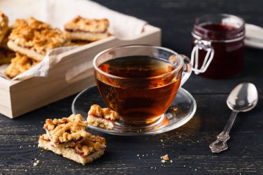 fincan çay ve kurabiye sepetle woode günü kahvaltıda servis