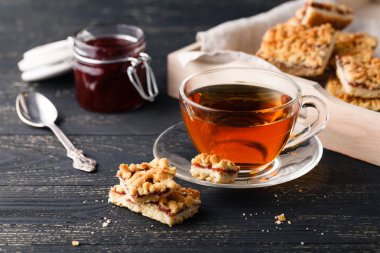 Bir fincan çay ve kurabiye ile ahşap tepsi