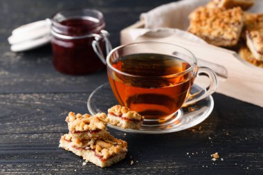 Yakın çekim ev yapımı bisküvi ve bir fincan çay tablo