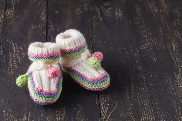 Knitting baby shoes — Stock Photo, Image