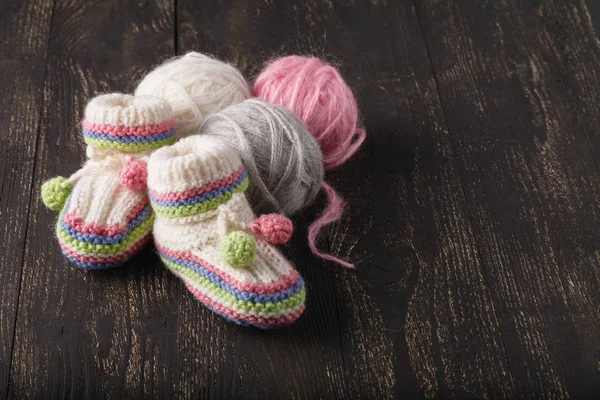 Knitting baby shoes — Stock Photo, Image