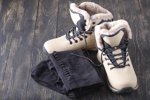Нові жіночі зимові черевики на дерев'яній підлозі і теплі колготки. Готовий — стокове фото