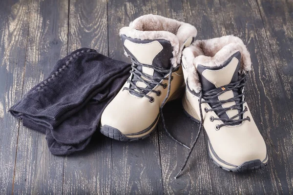 Яскраві шкіряні зимові чоботи з теплими колготками. Тепла самиця — стокове фото