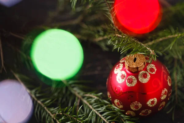 Pr áll beuatiful karácsonyfa gazdag díszített játékok — Stock Fotó