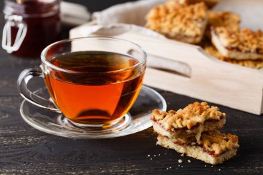 Sıcak kahve ve kruvasan ile yatakta kahvaltı